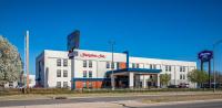 Un edificio blanco con un cartel al costado. en Hampton Inn Hutchinson, en Hutchinson