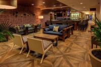 un vestíbulo con sofás y mesas y un bar en Hilton Garden Inn Uniontown, en Uniontown