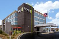 オークレアにあるHome2 Suites Eau Claire South, Wiのアメリカ旗の建物