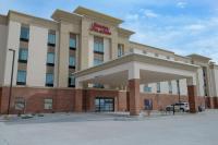 Un hotel con un cartel en la entrada. en Hampton Inn &amp; Suites Bay City, en Bay City
