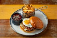 einen Teller mit Essen mit einem Sandwich und Pommes frites in der Unterkunft The Waterfront Beach Resort, A Hilton Hotel in Huntington Beach