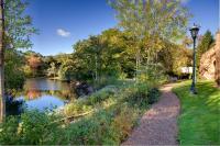 un parque con luz de la calle junto a un río en Hilton Chicago/Northbrook, en Northbrook