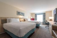 ein Hotelzimmer mit zwei Betten und einem Schreibtisch in der Unterkunft Hilton Garden Inn Calabasas in Calabasas