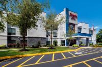 Un estacionamiento vacío frente a un edificio en Hampton Inn Princeton, en Princeton
