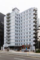 Un gran edificio blanco en la esquina de una calle. en Via Inn Shimonoseki, en Shimonoseki