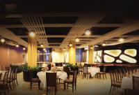 een eetkamer met tafels, stoelen en lampen bij Resort Atlantis in Dhalpur