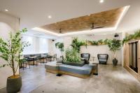 una sala de espera con plantas en las paredes en Tokyu Stay Shibuya, en Tokio