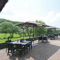 un patio avec tables, chaises et parasols dans l'établissement Gemütlicher Ferienbungalow in Frankenau, kostenloses WLAN, à Frankenau