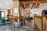 SepekovHotel Smrž的一家有桌椅和酒吧的餐厅