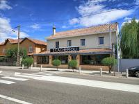 een gebouw met een bord voor een restaurant in een straat bij L'Escale à Chanas in Chanas