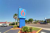Motel 6-Destin, FLに飾ってある許可証、賞状、看板またはその他の書類