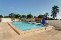 Motel 6-Destin, FLの敷地内または近くにあるプール