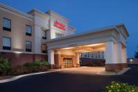 Un hotel con un cartel en la entrada. en Hampton Inn &amp; Suites Chicago&#47;Saint Charles, en Saint Charles