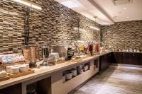 DoubleTree by Hilton Kitchener في كيتشنر: مطبخ مع كونتر عليه صحون