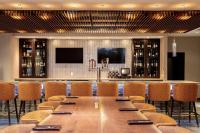 DoubleTree by Hilton Kitchener في كيتشنر: غرفة اجتماعات بها طاولة خشبية كبيرة وكراسي