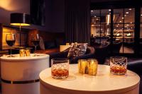 - une table avec trois verres de vin dans l'établissement Somerset Hills Hotel, Tapestry Collection by Hilton, à Basking Ridge