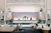 eine Lobby mit Sofas und Tischen in der Unterkunft Crockfords Las Vegas, LXR Hotels &amp; Resorts at Resorts World in Las Vegas