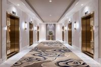 einen Flur mit Teppich mit Design drauf in der Unterkunft Crockfords Las Vegas, LXR Hotels &amp; Resorts at Resorts World in Las Vegas