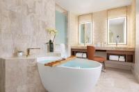 Ein Badezimmer in der Unterkunft Crockfords Las Vegas, LXR Hotels &amp; Resorts at Resorts World