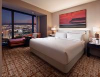 Ein Bett oder Betten in einem Zimmer der Unterkunft Crockfords Las Vegas, LXR Hotels &amp; Resorts at Resorts World