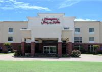 Un hotel con un cartel en la entrada. en Hampton Inn and Suites Stephenville, en Stephenville
