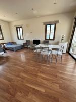 TV a/nebo společenská místnost v ubytování Extremely comfy apt with spacious private terrace 10min walk to the beach & in Town