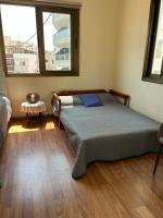 Postel nebo postele na pokoji v ubytování Extremely comfy apt with spacious private terrace 10min walk to the beach & in Town