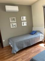 Postel nebo postele na pokoji v ubytování Extremely comfy apt with spacious private terrace 10min walk to the beach & in Town