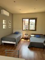 Postel nebo postele na pokoji v ubytování Extremely comfy apt with spacious private terrace 10min walk to the beach & in Town