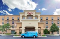 Una camioneta azul estacionada frente a un hotel en Hampton Inn Minneapolis&#47;Shakopee, en Shakopee
