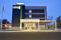 un edificio sanitario con una gasolinera en Home2 Suites By Hilton Maumee Toledo, en Maumee