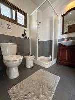Koupelna v ubytování Extremely comfy apt with spacious private terrace 10min walk to the beach & in Town