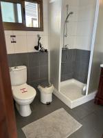Koupelna v ubytování Extremely comfy apt with spacious private terrace 10min walk to the beach & in Town