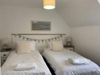 Postel nebo postele na pokoji v ubytování Sea Urchins Cottage at The Bay Filey, sleeps 4-5, 2 dogs welcome for free too