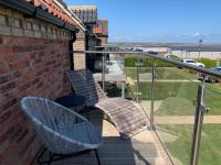 Balkón nebo terasa v ubytování Sea Urchins Cottage at The Bay Filey, sleeps 4-5, 2 dogs welcome for free too