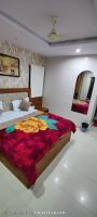 ジョードプルにあるHotel Siddhi Vinayakのベッドルーム1室(花の毛布付きの大型ベッド1台付)