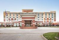 Un gran edificio con una bandera delante de él. en Hilton Garden Inn Jackson/Flowood, en Flowood