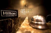 Embassy Suites by Hilton Bogotá - Rosalesに飾ってある許可証、賞状、看板またはその他の書類