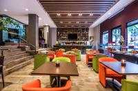 Embassy Suites by Hilton Bogotá - Rosalesにあるシーティングエリア