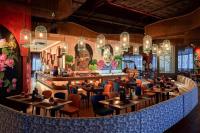 ニャチャンにあるPanoramaのテーブルと椅子とバーのあるレストラン