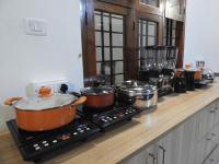 una encimera con ollas y sartenes en una estufa en Alfred Place, en Kochi