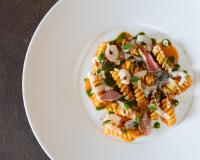 ein Teller mit einem Nudelgericht auf einem weißen Teller in der Unterkunft Dimora di Arnolfo in Colle di Val d’Elsa