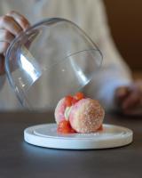 ein Teller mit Essen und eine Glasschüssel auf einem Tisch in der Unterkunft Dimora di Arnolfo in Colle di Val d’Elsa