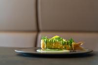 ein Stück Essen auf einem Teller auf einem Tisch in der Unterkunft Dimora di Arnolfo in Colle di Val d’Elsa