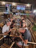 een groep mensen die aan een tafel zitten en eten bij Taj Wadi Rum camp in Wadi Rum