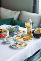 uma mesa branca com pratos de comida em Hotel Prishtina em Pristina