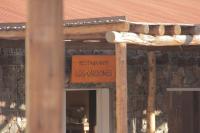 Un cartel que dice "tranquilidad" usa croquets en un edificio. en El Chiflon Posta Pueblo, en El Chiflón