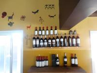 un montón de botellas de vino en una pared en El Chiflon Posta Pueblo, en El Chiflón
