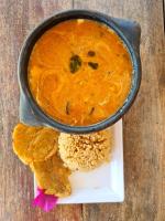 Un tazón de sopa en un plato con algo de comida. en Eco-Hotel Chevere Beach, en Puebloviejo