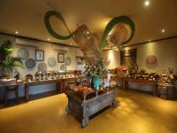 een buffet in een restaurant met een eettafel bij AlamKulkul Boutique Resort in Kuta